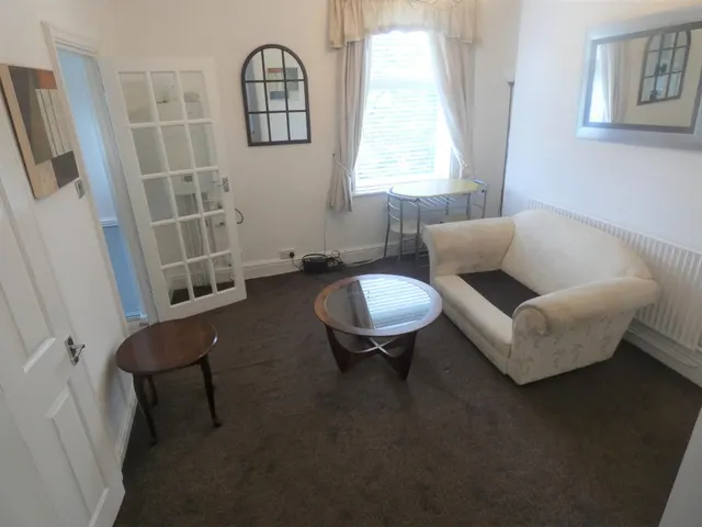 Photo 2 — Hope Road, Prestwich, M25