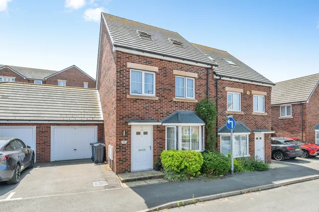 Treetops Close, Grays, Essex, RM17, photo 1