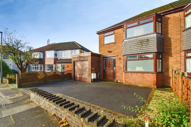 Brookside Crescent, Bury, BL8, photo 2