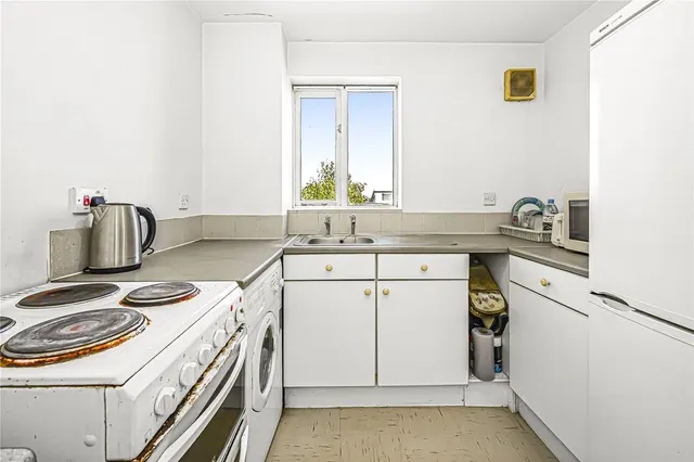 Photo 3 — Chantress Close, Dagenham, RM10