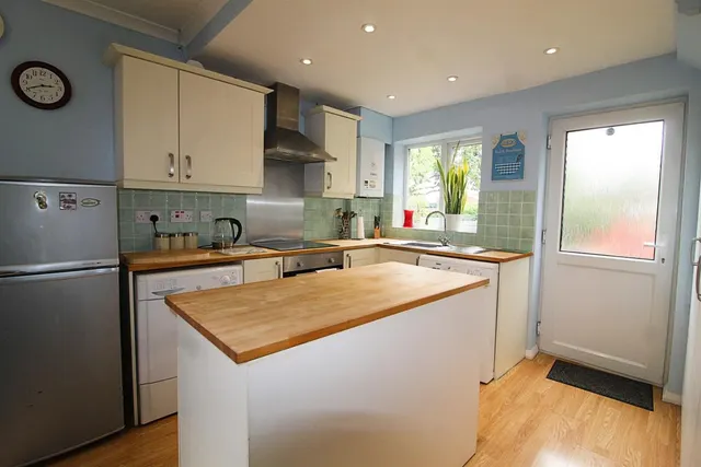 Photo 3 — Dormer Close, Barnet EN5 2QW