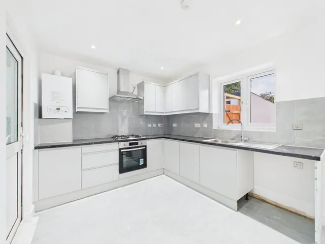 Photo 3 — Stoke Road, Rainham, RM13