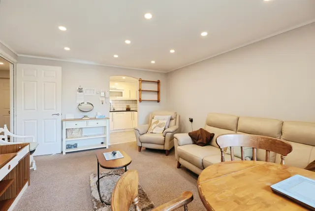 Furzehill Road, Borehamwood, photo 1