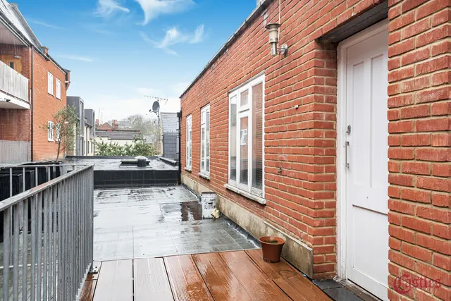 Coleridge Road, N8, photo 1