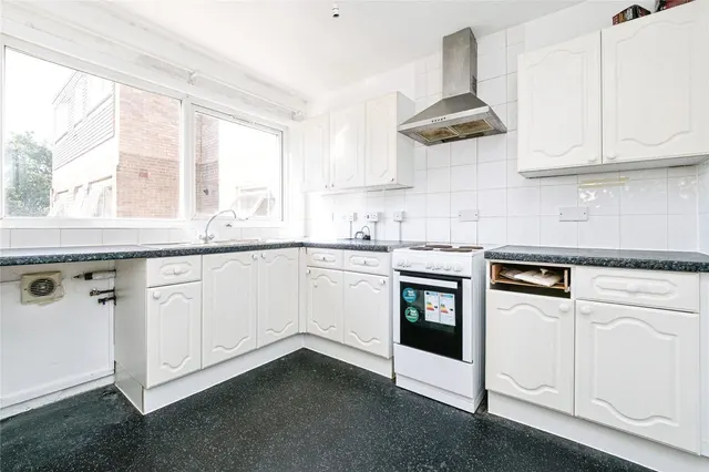 Photo 2 — Wingrave Crescent, Brentwood, Essex, CM14