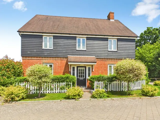 4 bedroom house — Harding Lane, Broadbridge Heath, Horsham