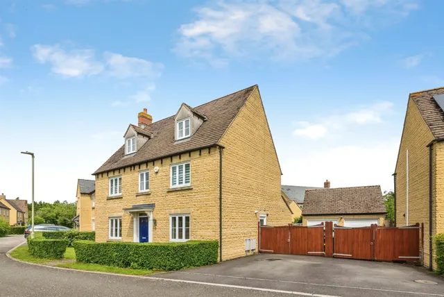 Chestnut Close, Carterton, photo 1