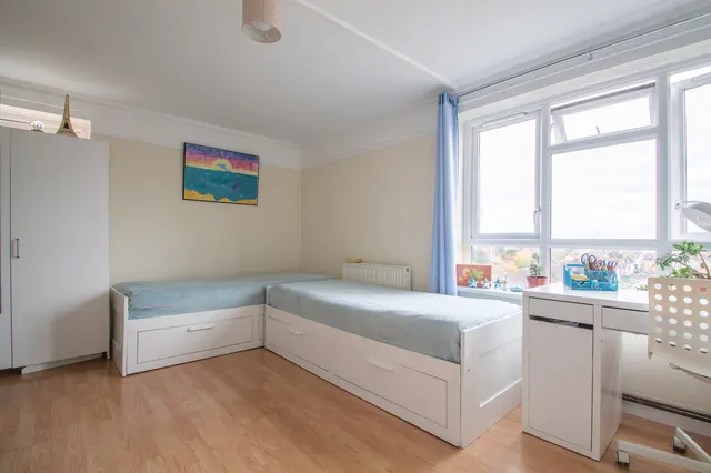 Strongbow Crescent, London, SE9, photo 2