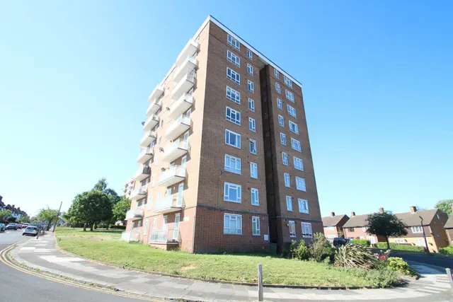 Strongbow Crescent, London, SE9, photo 1