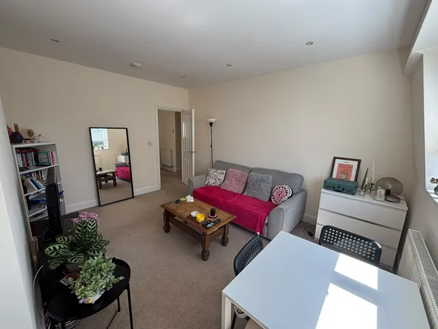Photo 2 — 2 bed flat to rent Wentworth Road, London NW11