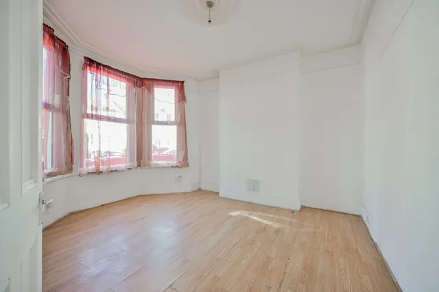 37 Cobham Road, London, photo 1