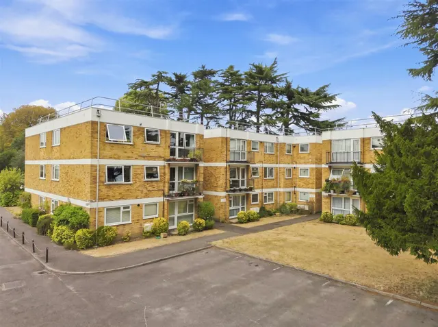 Village Road, Enfield, photo 1