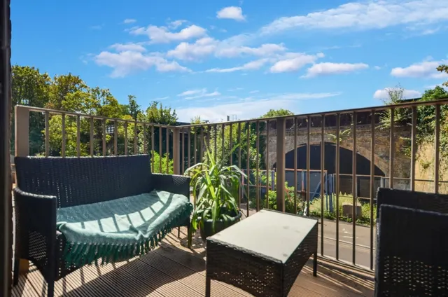 Adenmore Road, London, SE6, photo 2