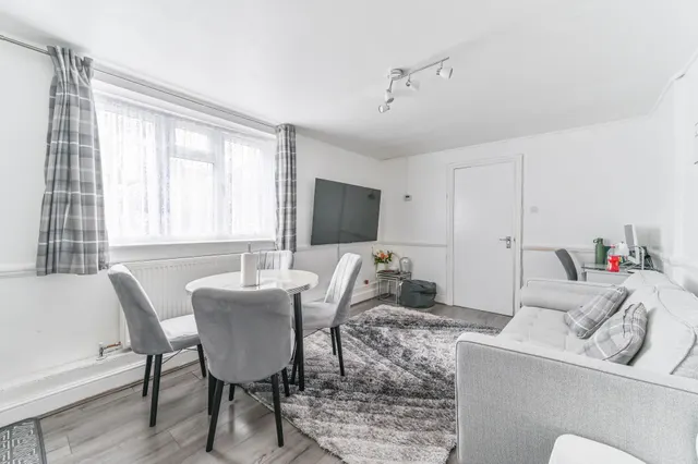 Photo 3 — Flat 2, 31 Woodville Road, Thornton Heath