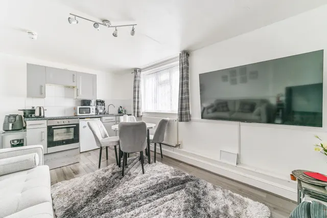 Photo 2 — Flat 2, 31 Woodville Road, Thornton Heath