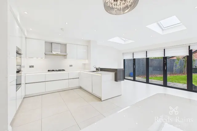 Hazelmere Gardens, Sale, M33, photo 3