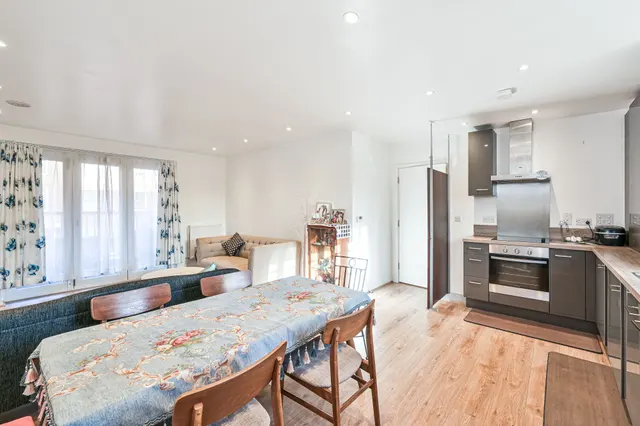 Photo 2 — 4 Marina Court, 2 Ashridge Close, London