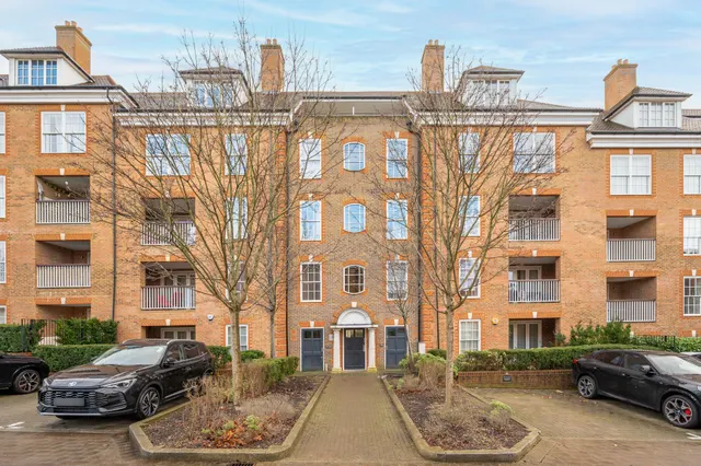 Photo 3 — 4 Marina Court, 2 Ashridge Close, London