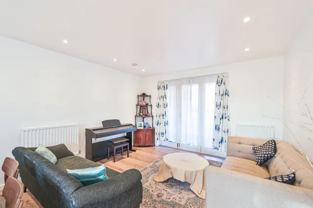 4 Marina Court, 2 Ashridge Close, London, photo 1