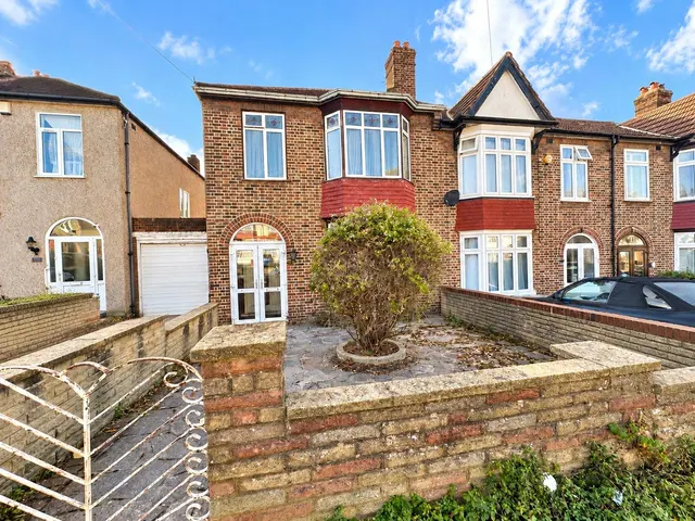 Thornsbeach Road, London, SE6, photo 1