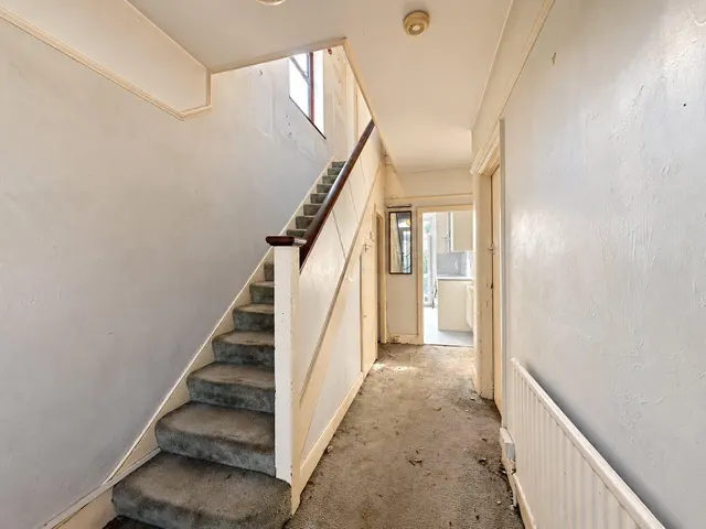 Thornsbeach Road, London, SE6, photo 2