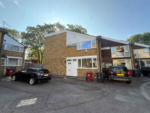 Sussex Close, Slough, SL1, photo 1