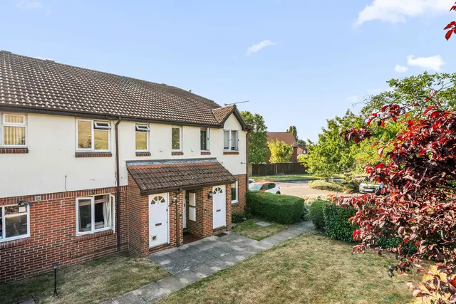 Vanbrugh Drive, Walton-On-Thames KT12 2YQ, photo 1