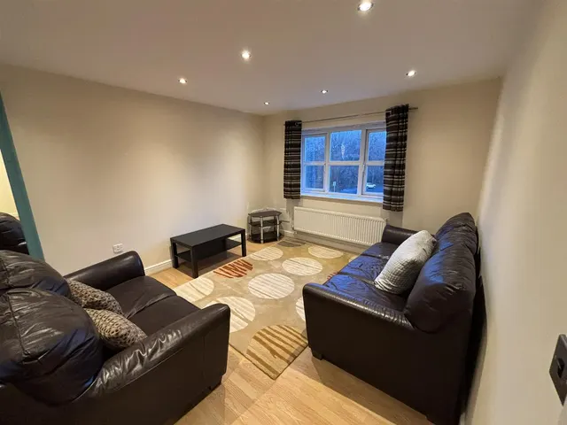 Royalthorn Road, Sharston, M22, photo 3