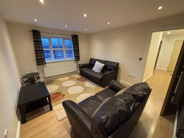 Royalthorn Road, Sharston, M22, photo 2
