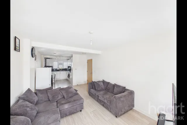 Parkside Avenue, Romford, RM1, photo 3