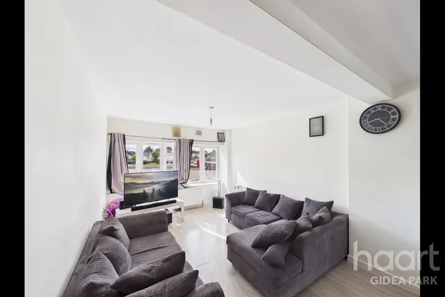 Parkside Avenue, Romford, RM1, photo 2