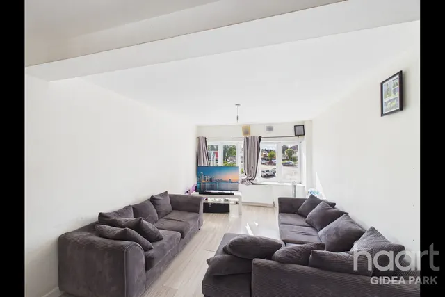 Parkside Avenue, Romford, RM1, photo 1