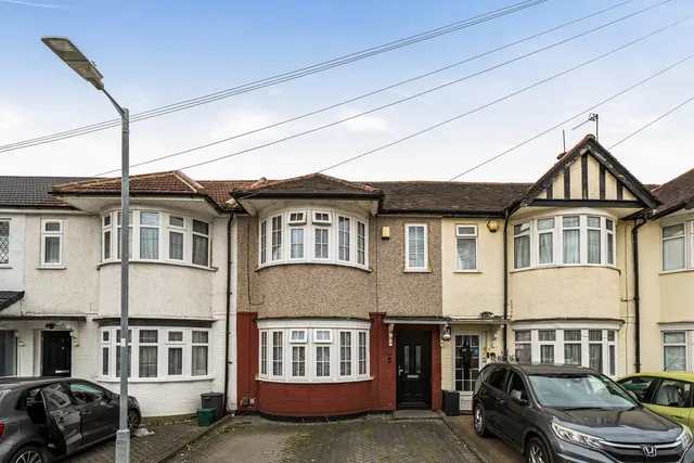 Hartland Drive, Ruislip, HA4, photo 1