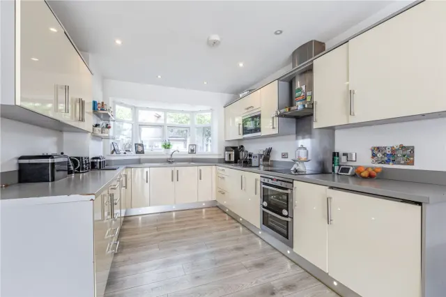 Photo 3 — Park Close, Byfleet, West Byfleet, Su...