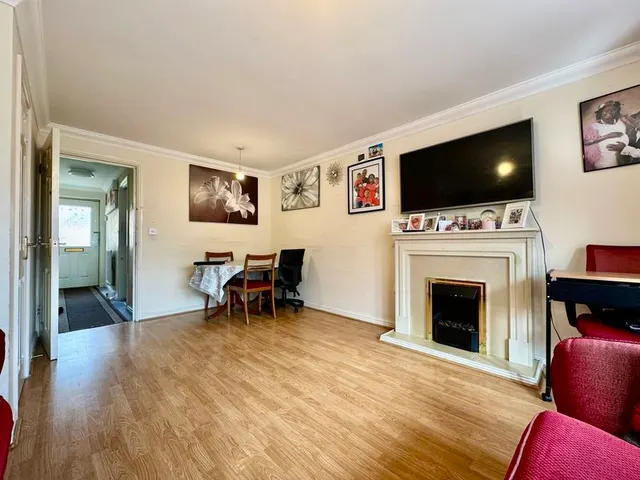 Photo 2 — Morgan Close, Luton LU4 9GL