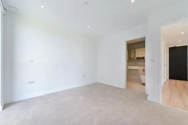 Grand Union, Alperton, HA0, photo 2
