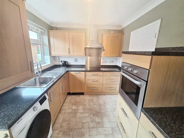 Vine Road, Great Sutton, CH66, photo 3