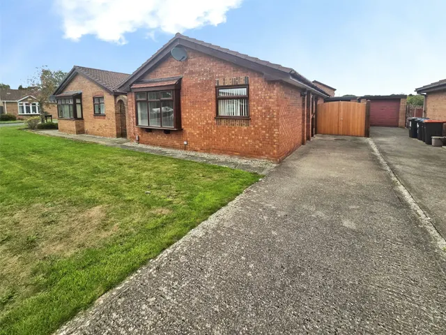 Vine Road, Great Sutton, CH66, photo 1
