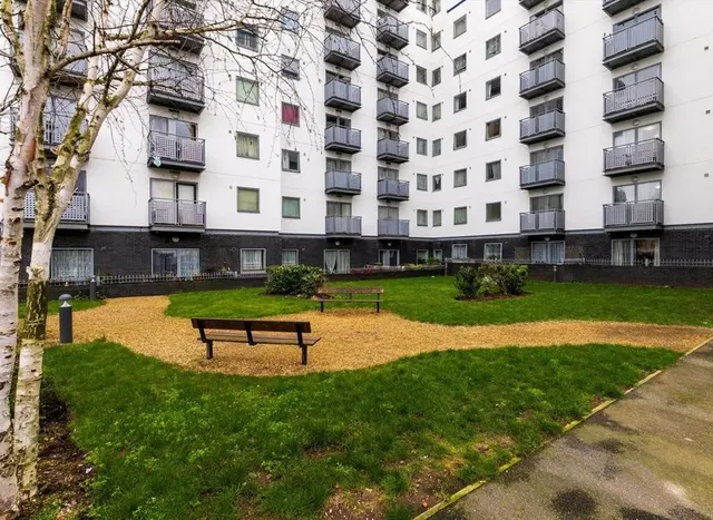 Prince Regent Road, Hounslow, TW3, photo 1