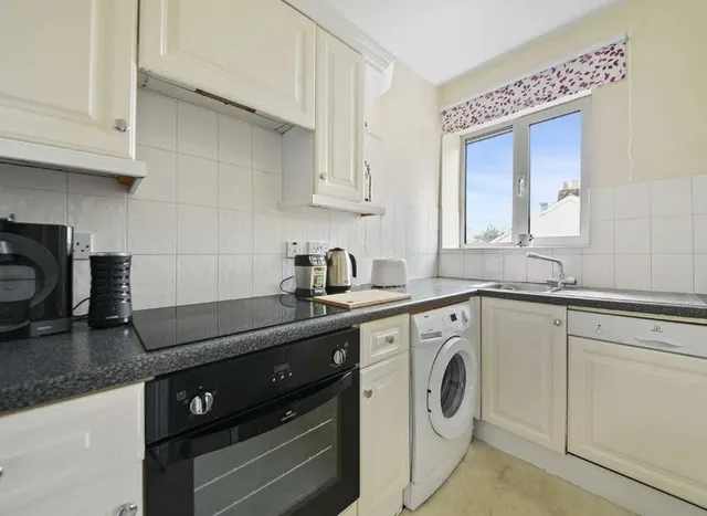Photo 3 — Silver Crescent, Chiswick, W4