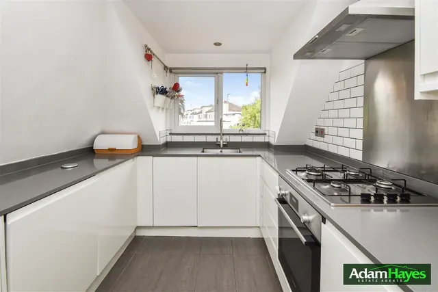Friern Park, North Finchley, N12, photo 2