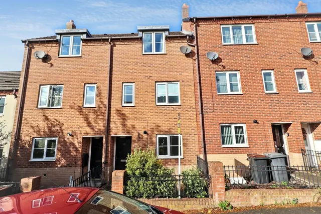 Spruce Road, Nuneaton, CV10, photo 1