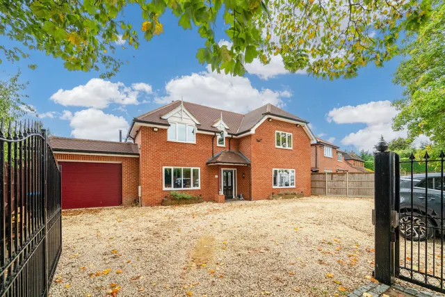 Village Road, Thorpe Egham, TW20, photo 1