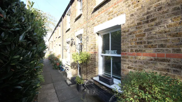 Chapel Terrace, Loughton, photo 1