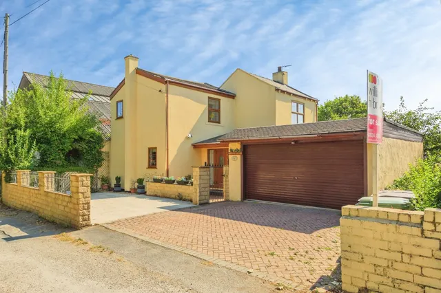 Crownlands Lane, Ossett, photo 1