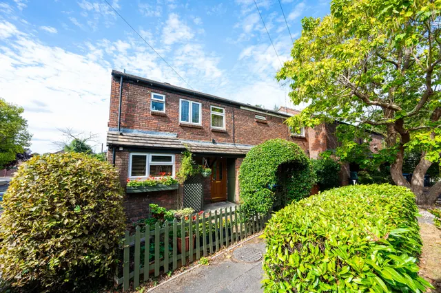19 Langmans Way, Woking, photo 1