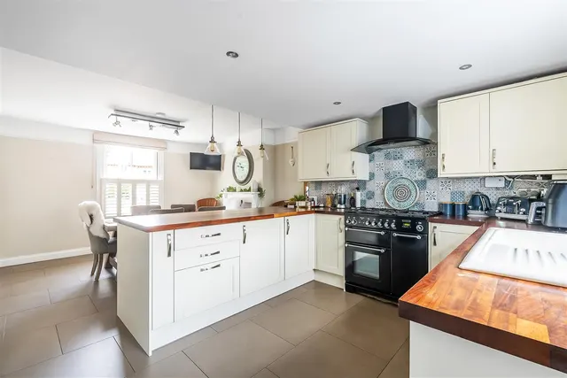 Highlands Road, Leatherhead, KT22, photo 3