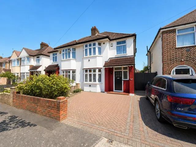Semi-Detached For SaleHogarth Gardens, Heston, TW5, photo 1