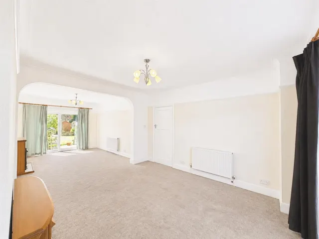 Semi-Detached For SaleHogarth Gardens, Heston, TW5, photo 3
