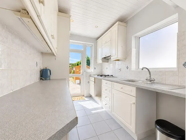 Semi-Detached For SaleHogarth Gardens, Heston, TW5, photo 2